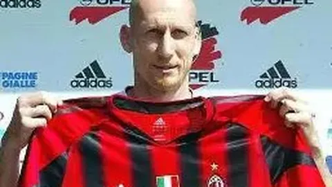 朱珠婚后现身影，平底鞋捂腹显孕态