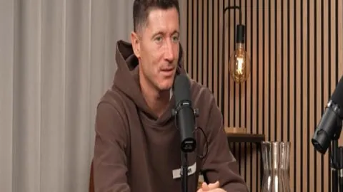 吴前接西蒙斯传球，命中三分球